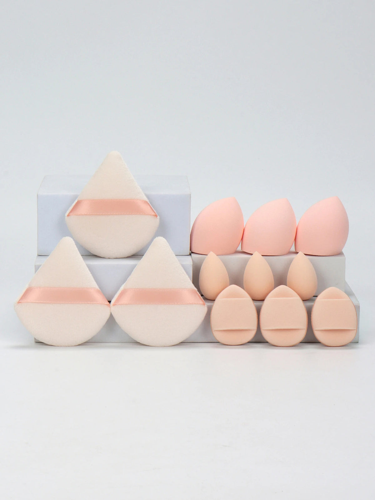 Set di 12 spugnette per il trucco multiuso, composto da 3 piumini per cipria sfusi, 3 mini piumini a cuscinetto d'aria, 3 uova di bellezza e 3 mini spugnette di bellezza
