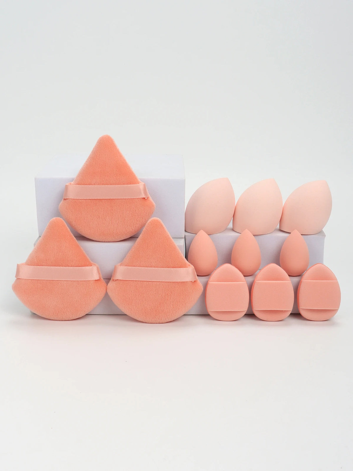 Set di 12 spugnette per il trucco multiuso, composto da 3 piumini per cipria sfusi, 3 mini piumini a cuscinetto d'aria, 3 uova di bellezza e 3 mini spugnette di bellezza