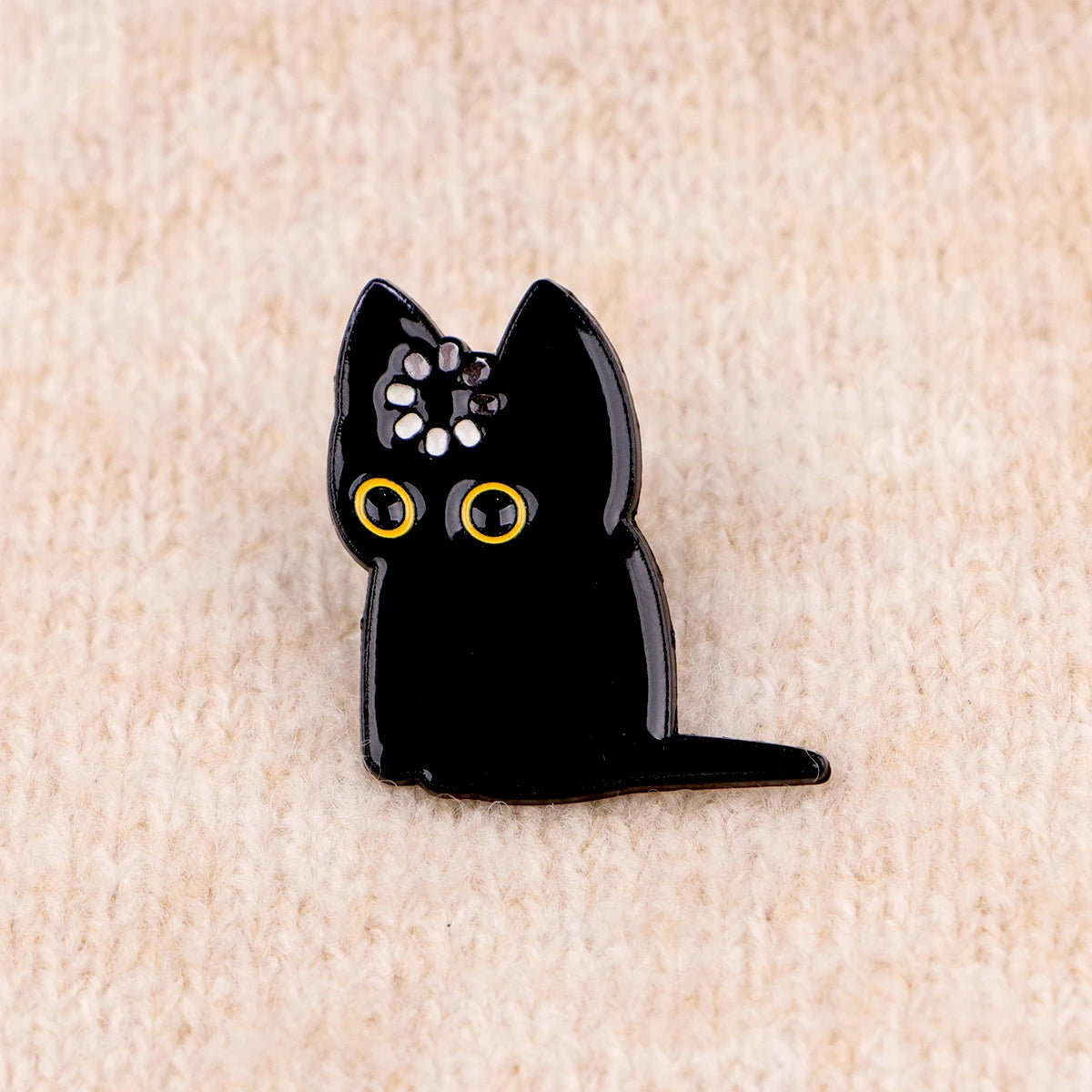 Spilla smaltata "Caricamento" con gatto nero, graziosa spilla con pini, spille da bavero, distintivo per zaino, abbigliamento, accessori, gioielli con animali, regali per amici.