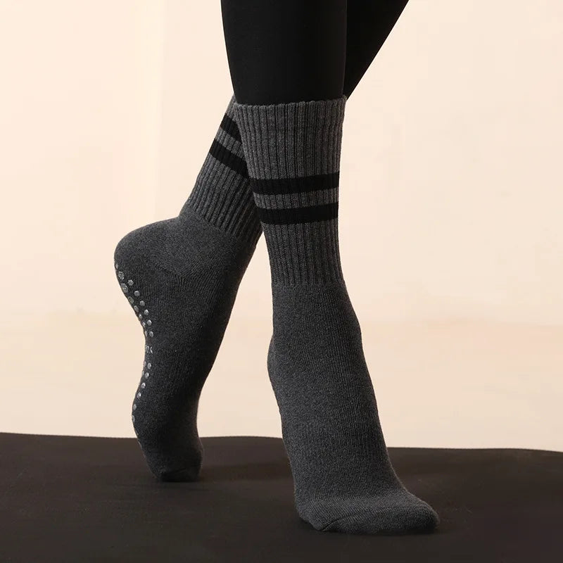 Calzini da yoga antiscivolo da donna con grip, in cotone, lunghi fino a metà polpaccio, caldi e traspiranti, ideali per pilates, danza, fitness e sport all'aria aperta.