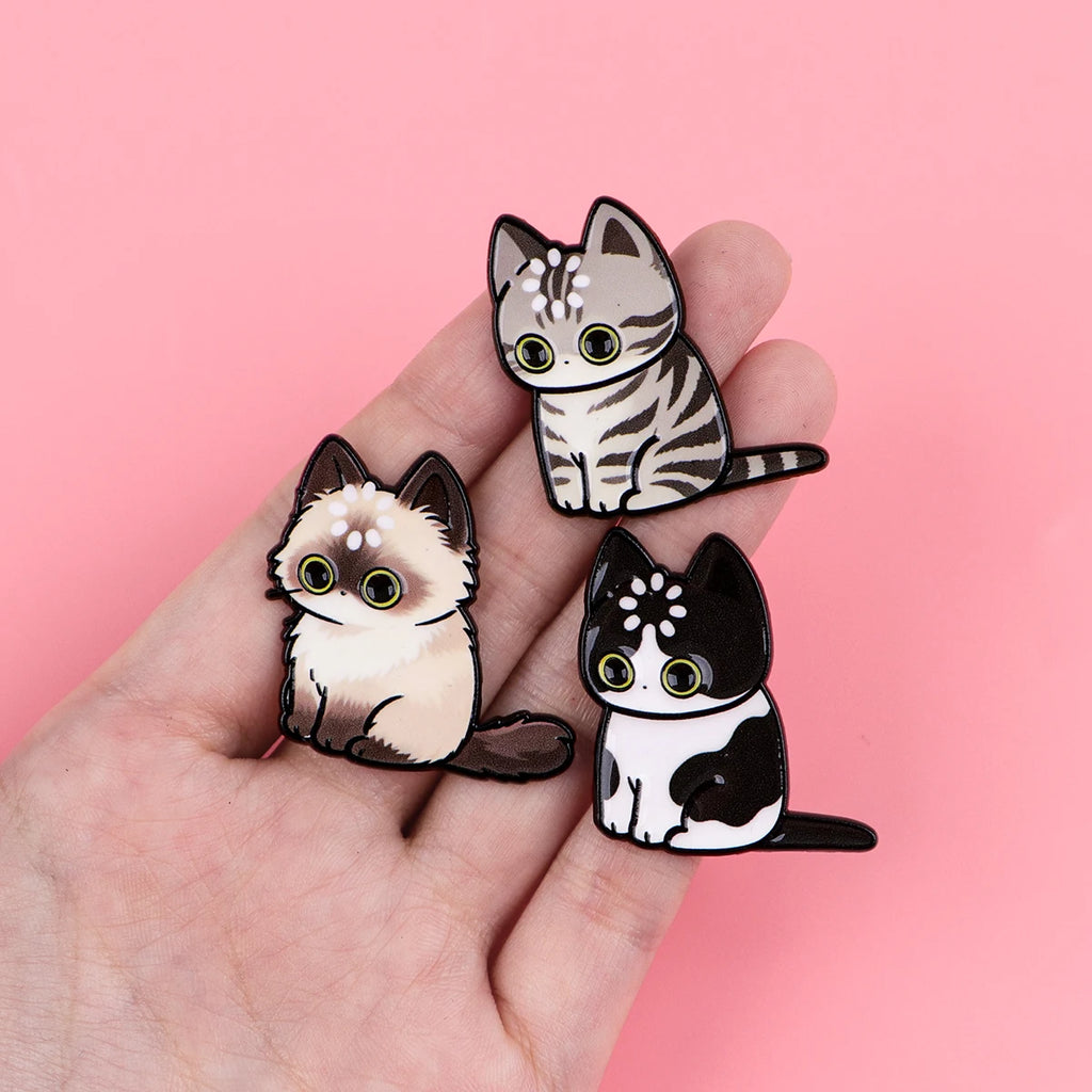 Spilla smaltata "Caricamento" con gatto nero, graziosa spilla con pini, spille da bavero, distintivo per zaino, abbigliamento, accessori, gioielli con animali, regali per amici.
