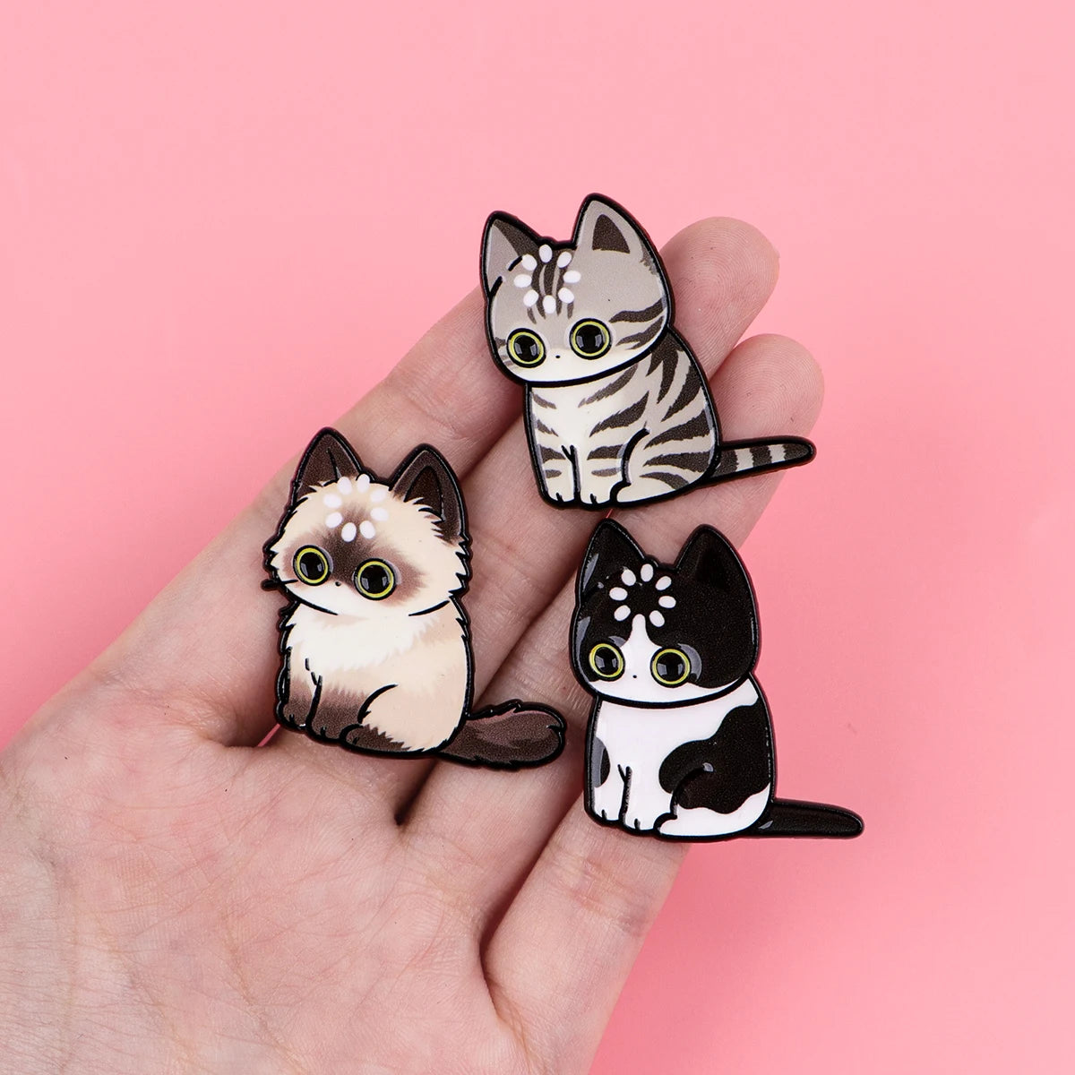 Spilla smaltata "Caricamento" con gatto nero, graziosa spilla con pini, spille da bavero, distintivo per zaino, abbigliamento, accessori, gioielli con animali, regali per amici.