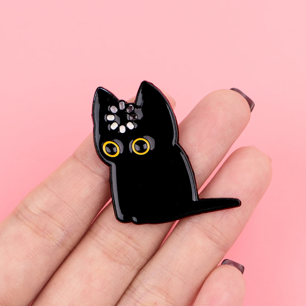 Spilla smaltata "Caricamento" con gatto nero, graziosa spilla con pini, spille da bavero, distintivo per zaino, abbigliamento, accessori, gioielli con animali, regali per amici.