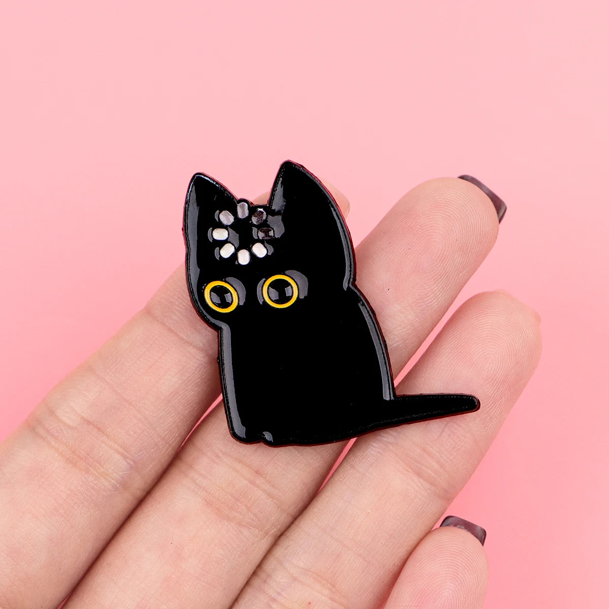 Spilla smaltata "Caricamento" con gatto nero, graziosa spilla con pini, spille da bavero, distintivo per zaino, abbigliamento, accessori, gioielli con animali, regali per amici.