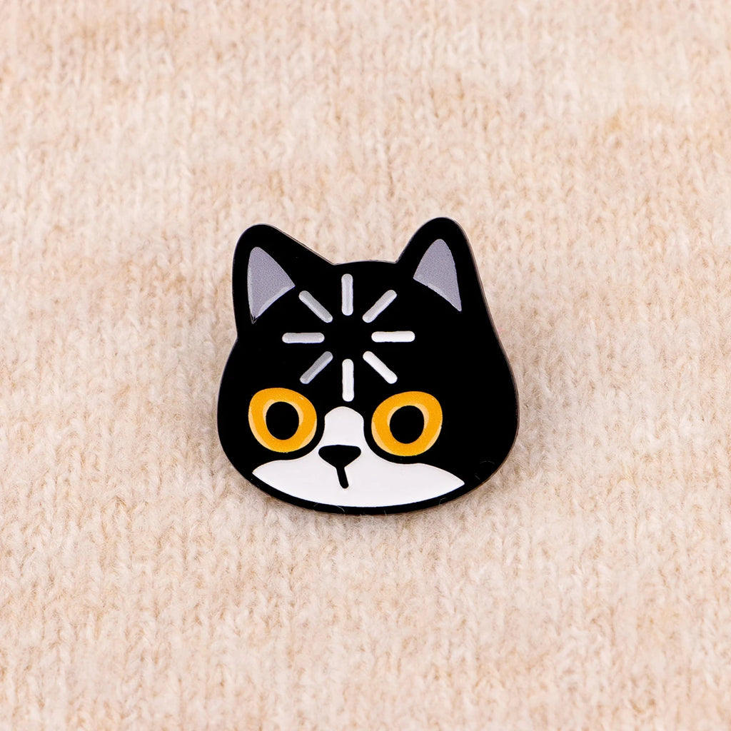 Spilla smaltata "Caricamento" con gatto nero, graziosa spilla con pini, spille da bavero, distintivo per zaino, abbigliamento, accessori, gioielli con animali, regali per amici.