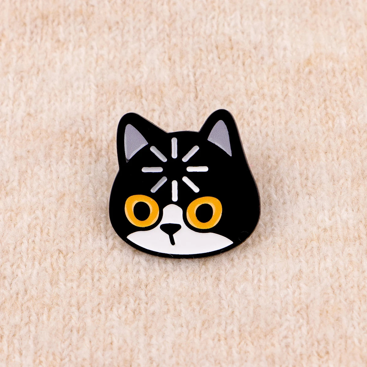 Spilla smaltata "Caricamento" con gatto nero, graziosa spilla con pini, spille da bavero, distintivo per zaino, abbigliamento, accessori, gioielli con animali, regali per amici.