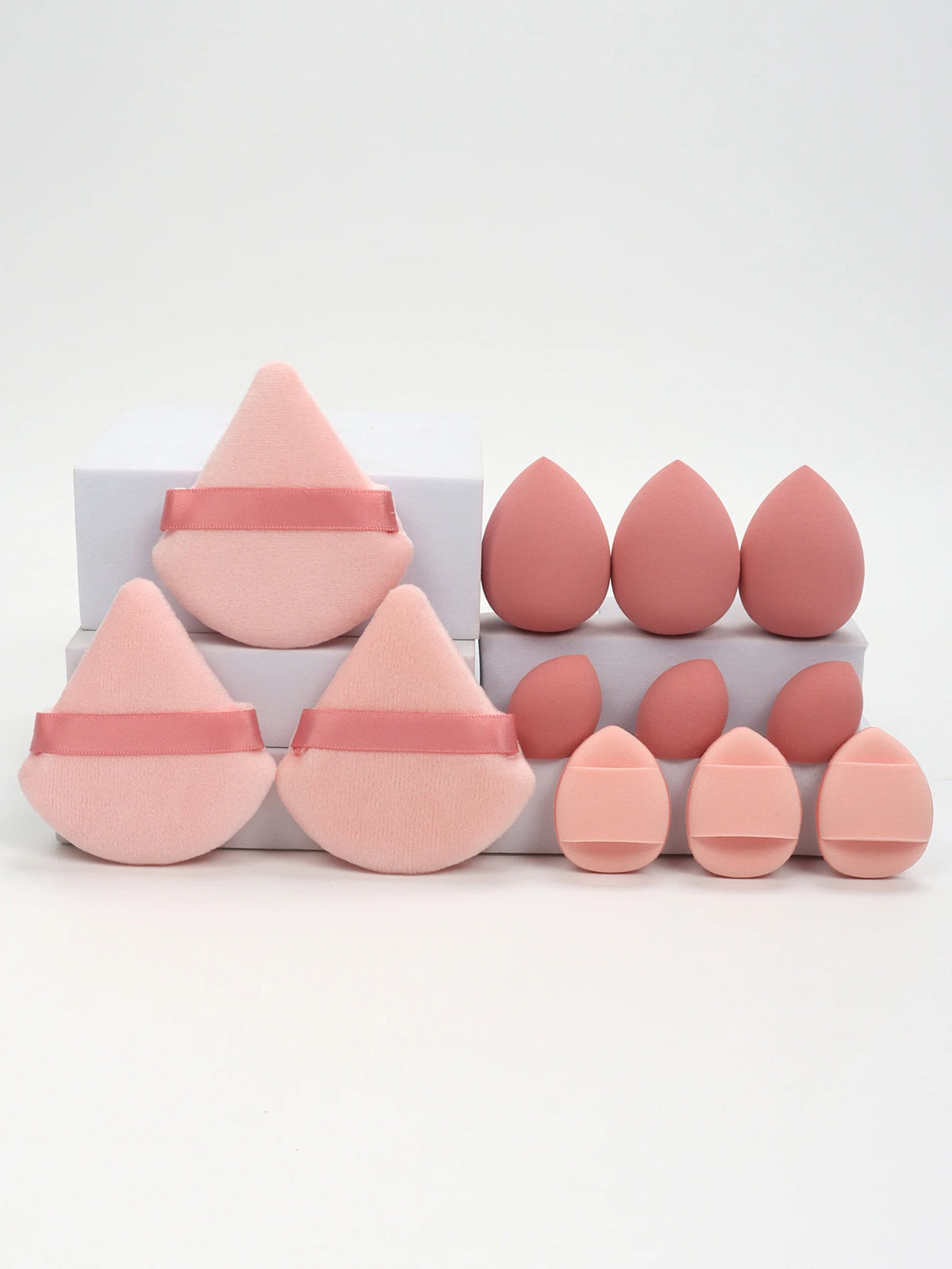 Set di 12 spugnette per il trucco multiuso, composto da 3 piumini per cipria sfusi, 3 mini piumini a cuscinetto d'aria, 3 uova di bellezza e 3 mini spugnette di bellezza