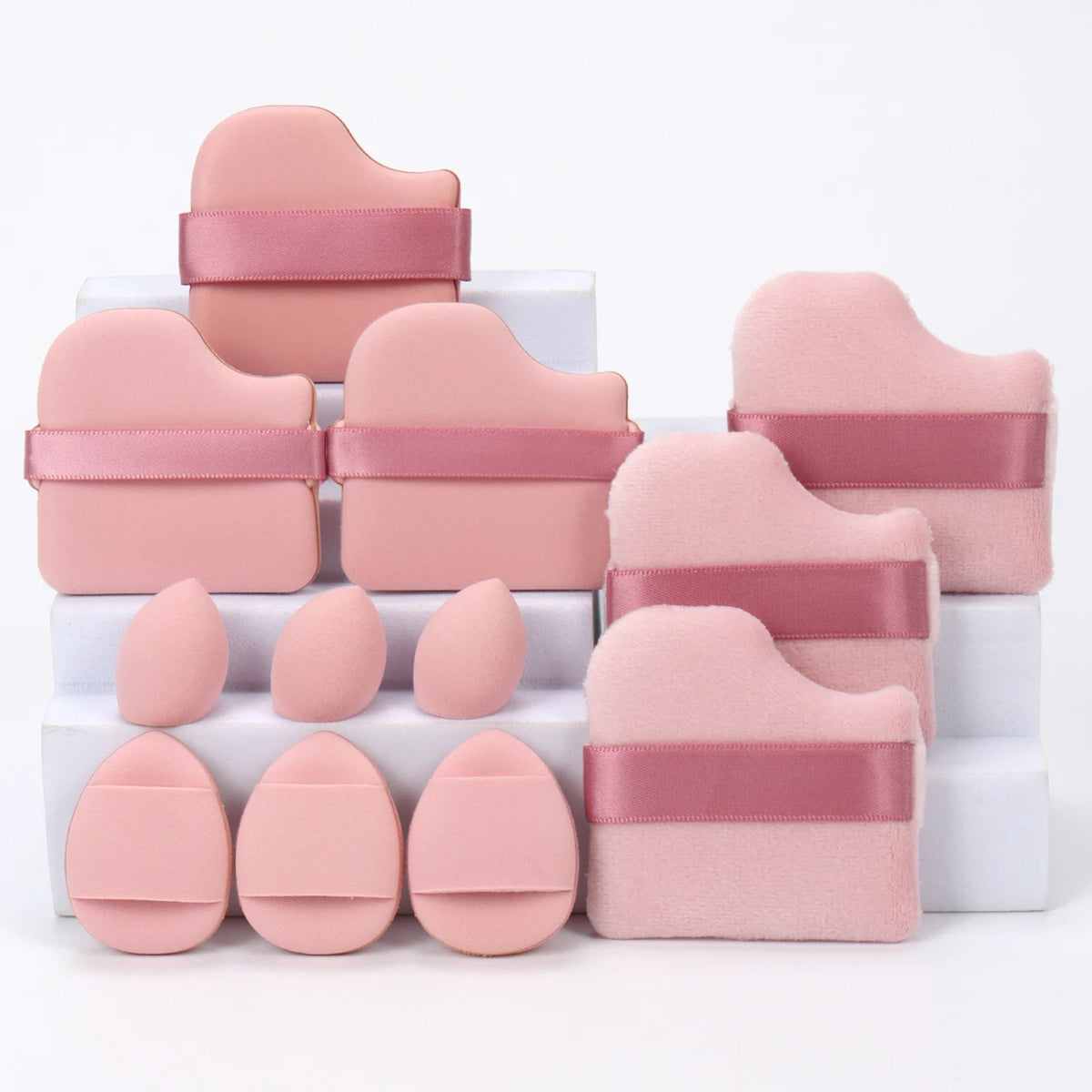 Set di 12 spugnette per il trucco multiuso, composto da 3 piumini per cipria sfusi, 3 mini piumini a cuscinetto d'aria, 3 uova di bellezza e 3 mini spugnette di bellezza