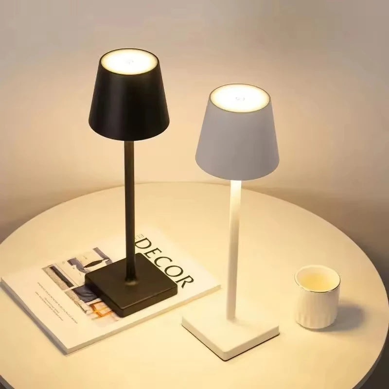 Lampada da tavolo a LED ricaricabile con interruttore touch e 3 livelli di intensità luminosa, ideale per bar, club, cene e come illuminazione d'ambiente creativa e decorativa.