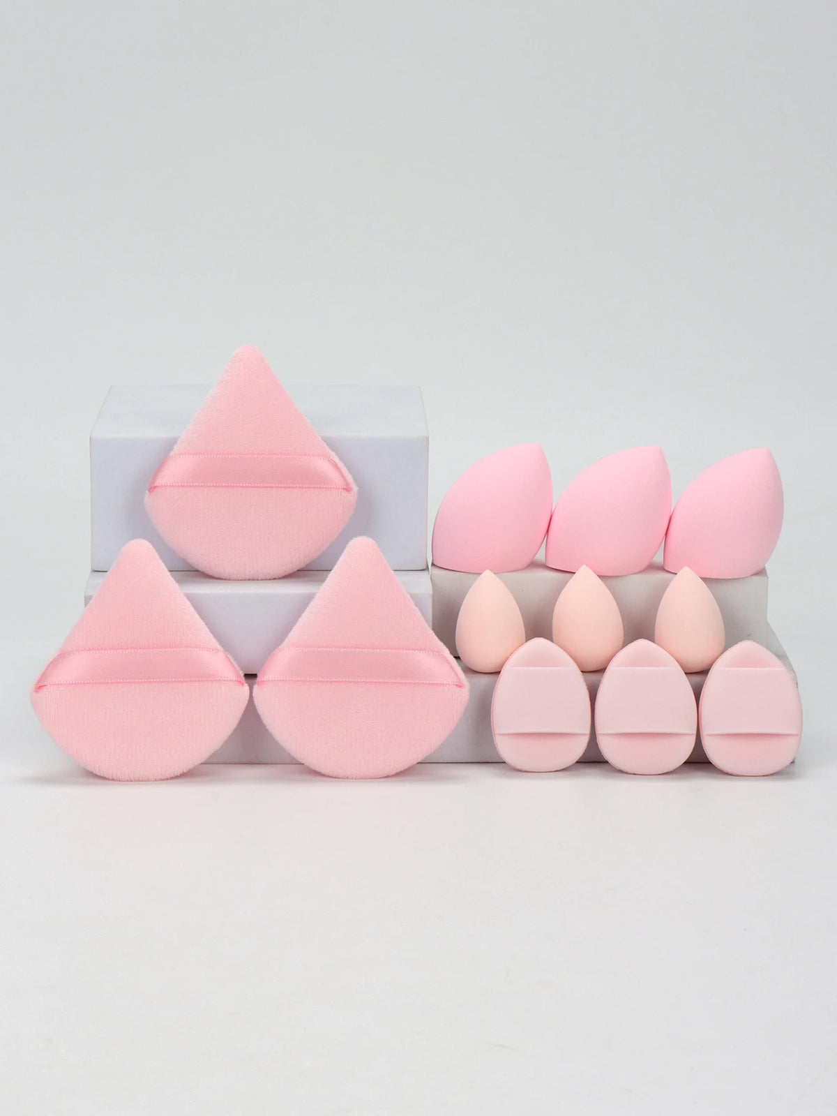 Set di 12 spugnette per il trucco multiuso, composto da 3 piumini per cipria sfusi, 3 mini piumini a cuscinetto d'aria, 3 uova di bellezza e 3 mini spugnette di bellezza