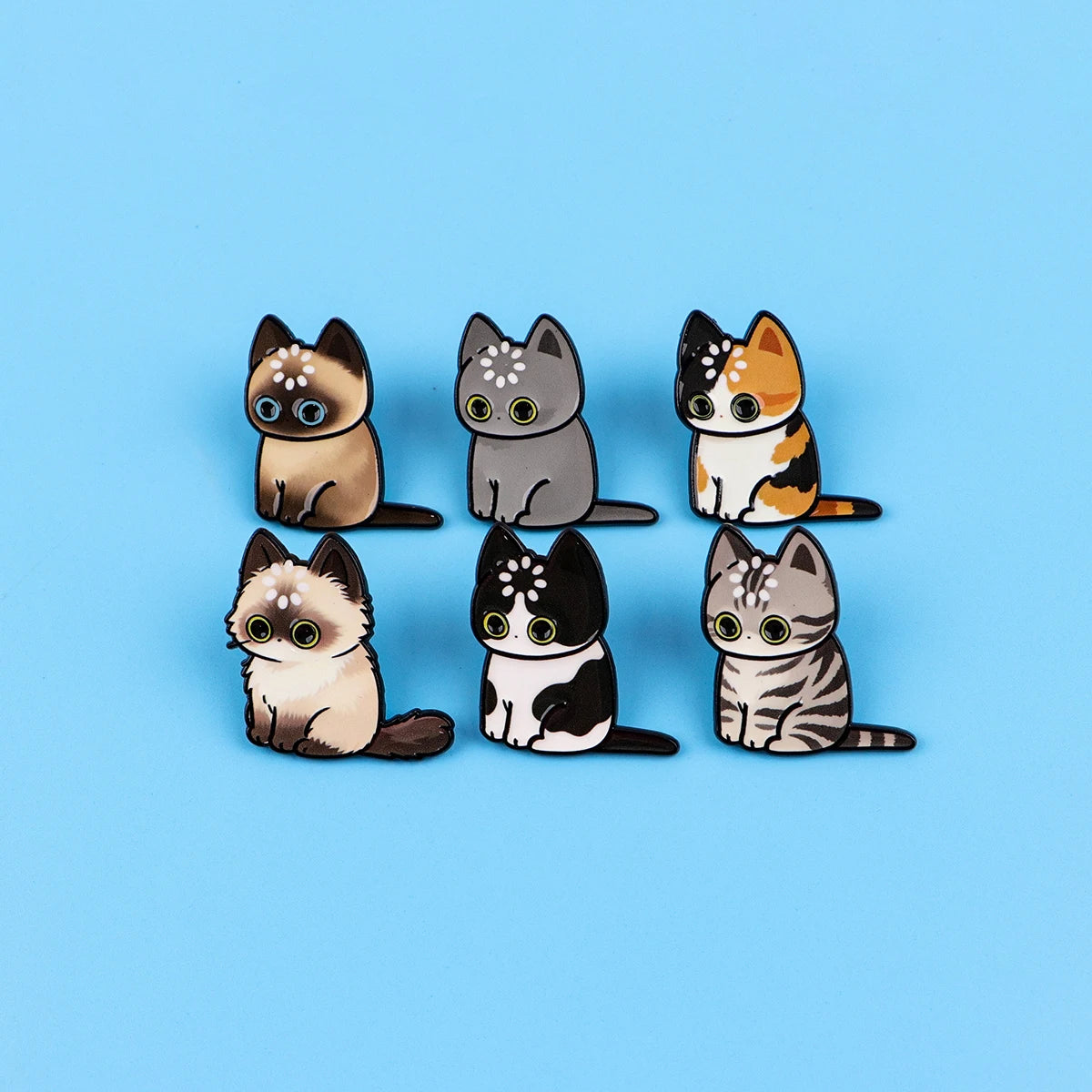 Spilla smaltata gatto nero "Caricamento" – Pin da bavero per zaino, abbigliamento e accessori