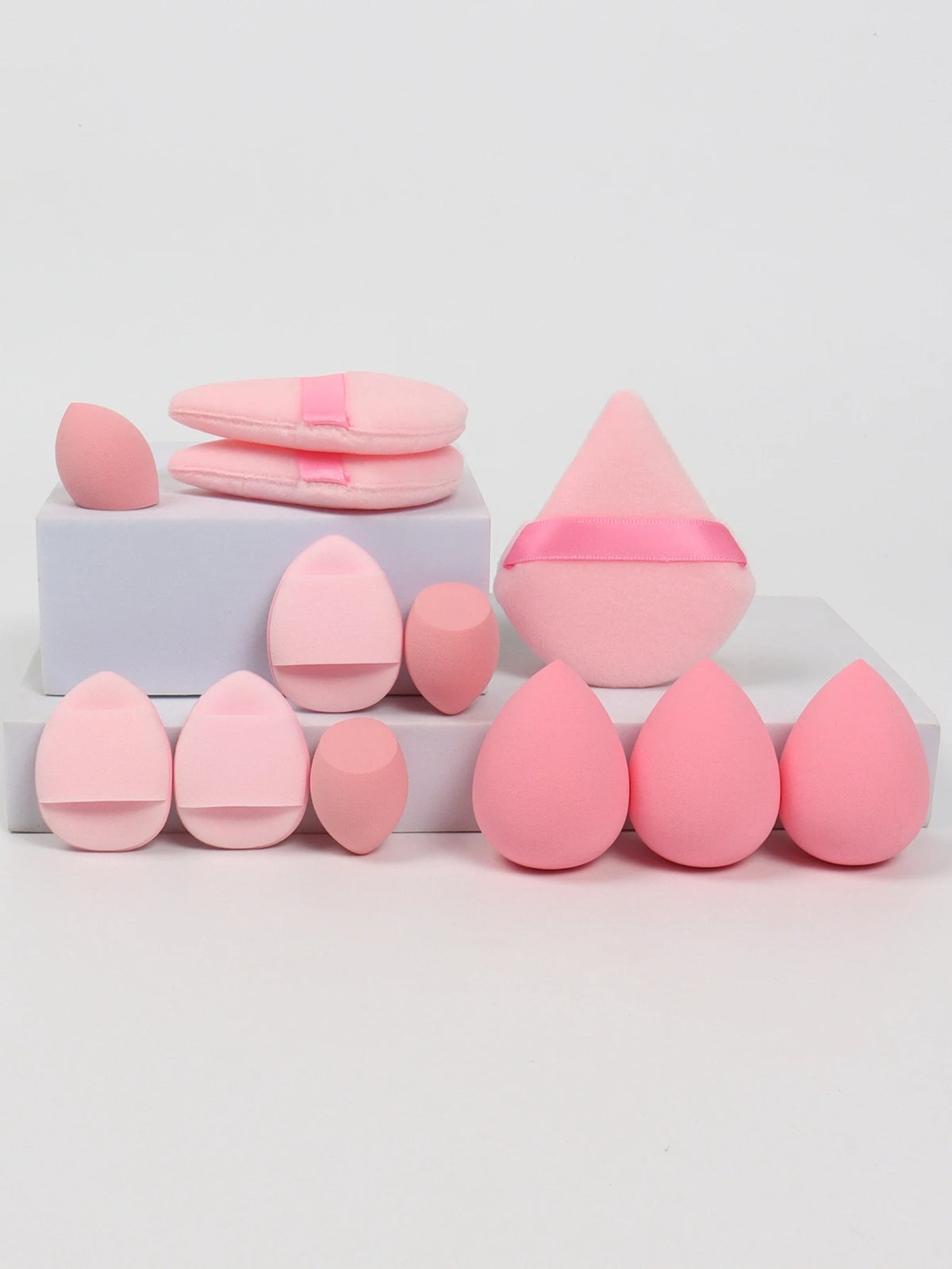 Set di 12 spugnette per il trucco multiuso, composto da 3 piumini per cipria sfusi, 3 mini piumini a cuscinetto d'aria, 3 uova di bellezza e 3 mini spugnette di bellezza